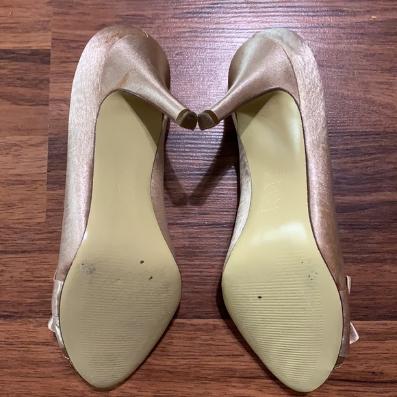 Women's gold heels! - Picture 3 of 5